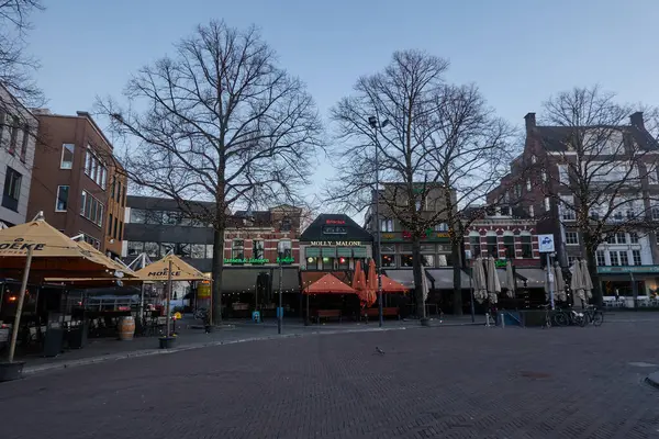 Enschede, Hollanda - 28 Ocak 2024 - Oude Markt - Bir kış sabahı Eski Pazar Meydanı                               