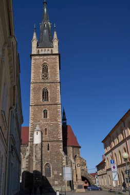 Caslav, Çek Cumhuriyeti - 24 Şubat 2024 - Güneşli bir kış sabahı St. Peter ve Paul Kilisesi                               