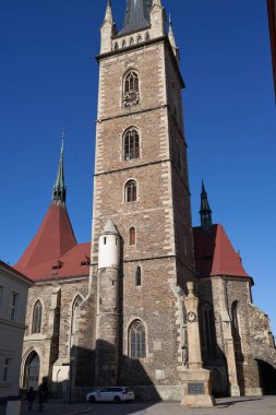 Caslav, Çek Cumhuriyeti - 24 Şubat 2024 - Güneşli bir kış sabahı St. Peter ve Paul Kilisesi                               