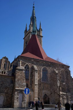 Caslav, Çek Cumhuriyeti - 24 Şubat 2024 - Güneşli bir kış sabahı St. Peter ve Paul Kilisesi                               