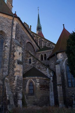 Caslav, Çek Cumhuriyeti - 24 Şubat 2024 - Güneşli bir kış sabahı St. Peter ve Paul Kilisesi                               