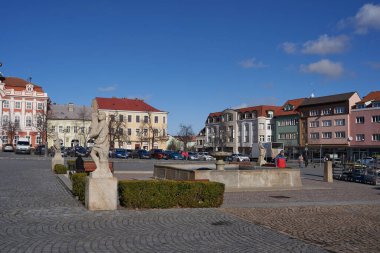 Caslav, Çek Cumhuriyeti - 24 Şubat 2024 - Güneşli bir kış gününde Trocnov 'lu Jan Zizka Meydanı                               