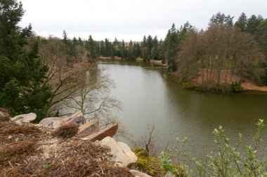 Pruhonice, Çek Cumhuriyeti - 29 Mart 2024 - Prag yakınlarındaki Pruhonice Park 'taki Borin Gölü                               