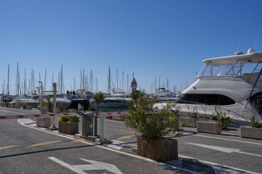 Beaulieu sur Mer, Fransa - 10 Mayıs 2024 - Fransa 'nın güneyinde Nice yakınlarında Beaulieu sur Mer' de yatları olan pitoresk bir marina                               