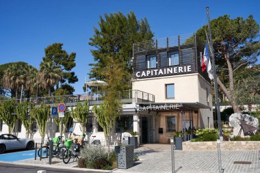 Beaulieu sur Mer, Fransa - 10 Mayıs 2024 - Fransa 'nın güneyinde Nice yakınlarında Beaulieu sur Mer' de yatları olan pitoresk bir marina                               