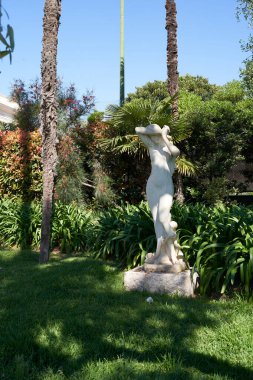 Beaulieu sur Mer, Fransa - 10 Mayıs 2024 Kirke Restoranı Beaulieu-sur-Mer ve çevresi güneşli bir bahar gününde                               