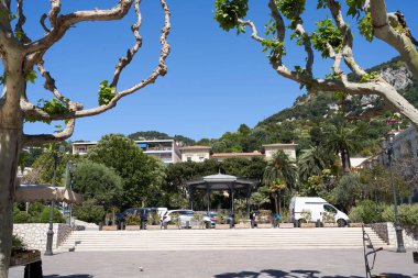 Beaulieu sur Mer, Fransa - 10 Mayıs 2024 - Le Coing Primeur - güneşli bir bahar gününde meyve ve sebze pazarı                               