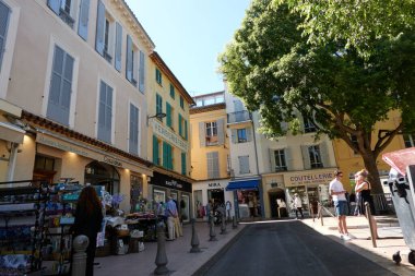 Antibes, Fransa - 8 Mayıs 2024 - Güneşli bir bahar gününde tarihi eski bir kasabada Ulusal Meydan                               
