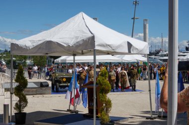 Antibes, Fransa - 8 Mayıs 2024 - Güneşli bir bahar gününde 2. Dünya Savaşı Zafer Günü                               