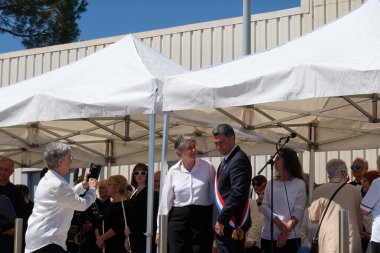 Antibes, Fransa - 8 Mayıs 2024 - Güneşli bir bahar gününde 2. Dünya Savaşı Zafer Günü                               