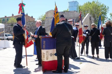 Antibes, Fransa - 8 Mayıs 2024 - Güneşli bir bahar gününde 2. Dünya Savaşı Zafer Günü                               