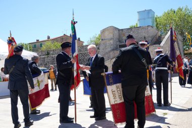  Antibes, Fransa - 8 Mayıs 2024 - Güneşli bir bahar gününde 2. Dünya Savaşı Zafer Günü                              