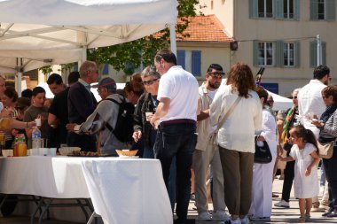 Antibes, Fransa - 8 Mayıs 2024 - Güneşli bir bahar gününde 2. Dünya Savaşı Zafer Günü                               