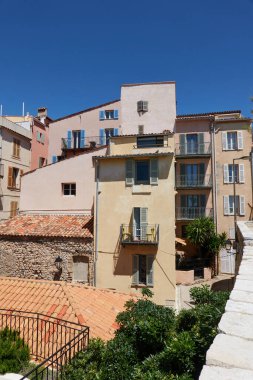 Antibes, Fransa - 8 Mayıs 2024 - Güneşli bir bahar gününde Gezinti Amirali Grasse                               