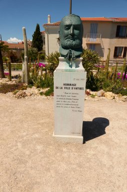 Antibes, Fransa - 8 Mayıs 2024 - Güneşli bir bahar gününde Gezinti Amirali Grasse                               