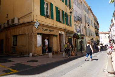 Antibes, Fransa - 8 Mayıs 2024 - Güneşli bir bahar gününde Georges Clemenceau Sokağı                               
