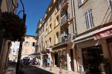 Antibes, Fransa - 8 Mayıs 2024 - Güneşli bir bahar gününde Georges Clemenceau Sokağı                               