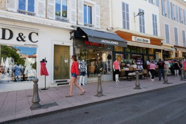  Antibes, Fransa - 8 Mayıs 2024 - Güneşli bir bahar gününde tarihi eski bir kasabada Ulusal Meydan                              