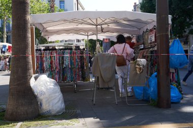 Antibes, Fransa - 11 Mayıs 2024 - Güneşli bir bahar gününde Place General de Gaulle 'deki pazar                               