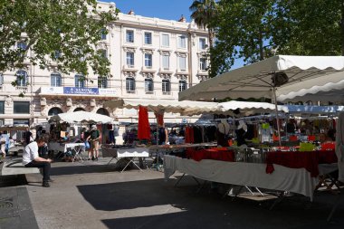 Antibes, Fransa - 11 Mayıs 2024 - Güneşli bir bahar gününde Place General de Gaulle 'deki pazar                               
