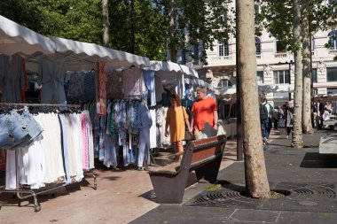 Antibes, Fransa - 11 Mayıs 2024 - Güneşli bir bahar gününde Place General de Gaulle 'deki pazar                               