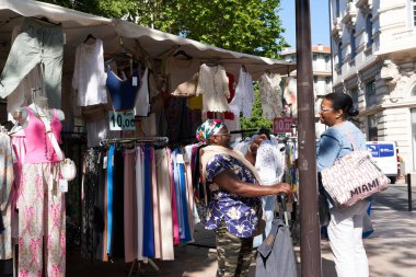 Antibes, Fransa - 11 Mayıs 2024 - Güneşli bir bahar gününde Place General de Gaulle 'deki pazar                               