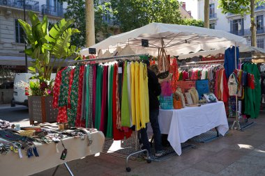 Antibes, Fransa - 11 Mayıs 2024 - Güneşli bir bahar gününde Place General de Gaulle 'deki pazar                               