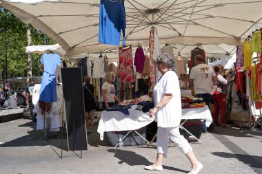 Antibes, Fransa - 11 Mayıs 2024 - Güneşli bir bahar gününde Place General de Gaulle 'deki pazar                               