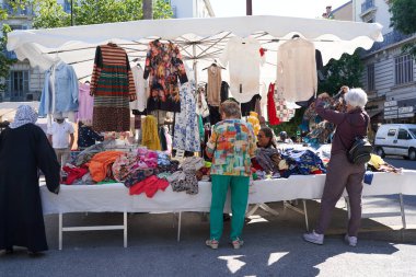 Antibes, Fransa - 11 Mayıs 2024 - Güneşli bir bahar gününde Place General de Gaulle 'deki pazar                               