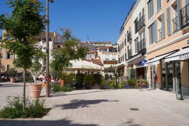 Antibes, Fransa - 11 Mayıs 2024 - Güneşli bir bahar gününde tarihi Antibes kasabasında Şehitler Meydanı ve Cumhuriyet Caddesi                               