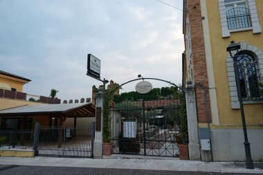  Lazise, İtalya - 15 Haziran 2024 - Sabahın erken saatlerinde Lazise 'in boş sokakları                              