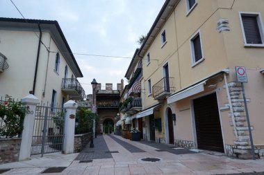 Lazise, İtalya - 15 Haziran 2024 - Sabahın erken saatlerinde Lazise 'in boş sokakları                               