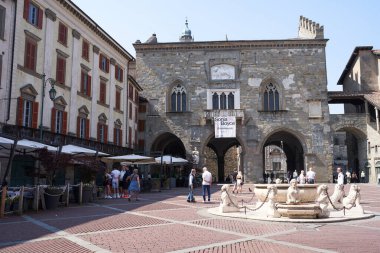 Bergamo, İtalya - 17 Haziran 2024 - güneşli bir bahar sabahı Yukarı Kasaba 'nın en ünlü meydanı olan Piazza Vecchia' daki Contarini çeşmesi                               