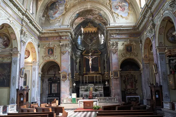 Bergamo, İtalya - 17 Haziran 2024 - Colleoni Caddesi SantAgate del Carmine Kilisesi                               