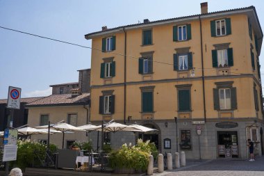 Bergamo, İtalya - 17 Haziran 2024 - Eski Upper Town sokaklarının manzarası                                