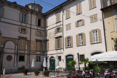 Bergamo, İtalya - 17 Haziran 2024 - Eski Upper Town sokaklarının manzarası                                