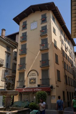 Bergamo, İtalya - 17 Haziran 2024 - Eski Upper Town sokaklarının manzarası                                