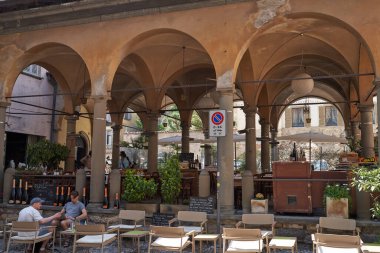 Bergamo, İtalya - 17 Haziran 2024 - Eski Upper Town sokaklarının manzarası                                