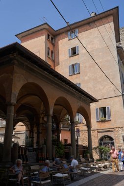 Bergamo, İtalya - 17 Haziran 2024 - Eski Upper Town sokaklarının manzarası                                