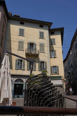 Bergamo, İtalya - 17 Haziran 2024 - Eski Upper Town sokaklarının manzarası                                