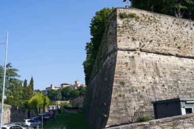 Bergamo, İtalya - 17 Haziran 2024 - Venedik Duvarlı Yukarı Şehir                                