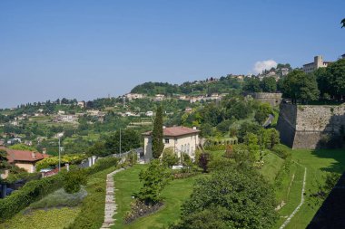 Bergamo, İtalya - 17 Haziran 2024 - Venedik Duvarlı Yukarı Şehir                                