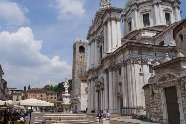 Brescia, İtalya - 17 Haziran 2024 - Güneşli bir bahar öğleden sonrasında Santa Maria Assunta Katedrali (Duomo Nuovo)                               