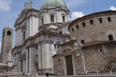  Brescia, İtalya - 17 Haziran 2024 - Güneşli bir bahar öğleden sonrasında Santa Maria Assunta Katedrali (Duomo Nuovo)                              