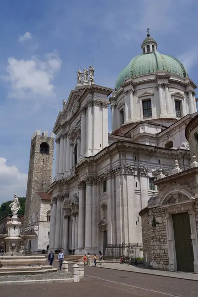 Brescia, İtalya - 17 Haziran 2024 - Güneşli bir bahar öğleden sonrasında Santa Maria Assunta Katedrali (Duomo Nuovo)                               