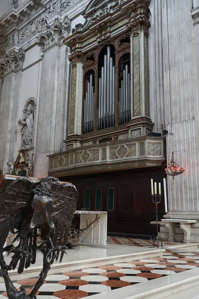 Brescia, İtalya - 17 Haziran 2024 - Santa Maria Assunta Katedrali (Duomo Nuovo)                               