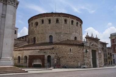 Brescia, İtalya - 17 Haziran 2024 - Güneşli bir bahar öğleden sonrasında Eski Katedral (Duomo Vecchio)                               