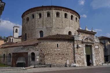 Brescia, İtalya - 17 Haziran 2024 - Güneşli bir bahar öğleden sonrasında Eski Katedral (Duomo Vecchio)                               