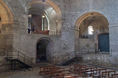 Brescia, İtalya - 17 Haziran 2024 - Güneşli bir bahar öğleden sonrasında Eski Katedral (Duomo Vecchio)                               