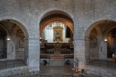 Brescia, İtalya - 17 Haziran 2024 - Güneşli bir bahar öğleden sonrasında Eski Katedral (Duomo Vecchio)                               